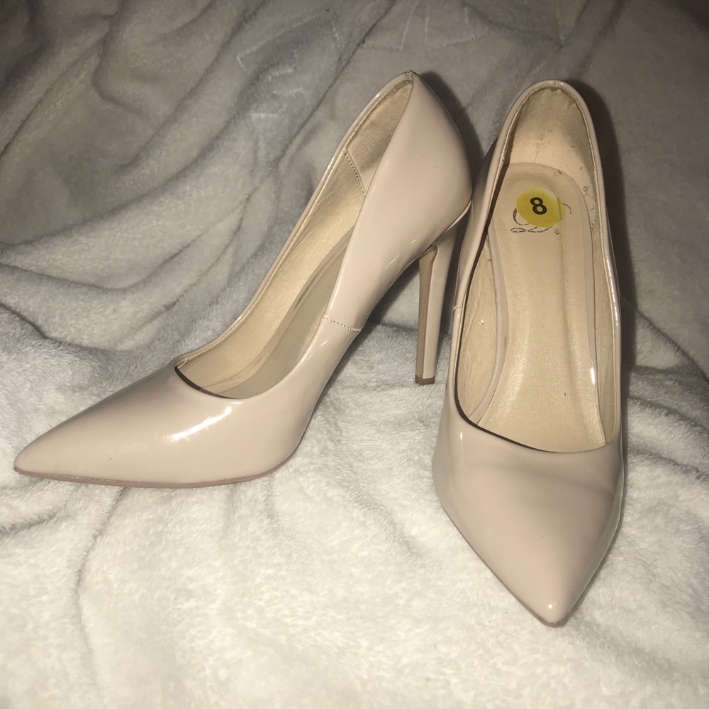 Nude pumps